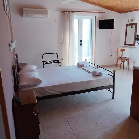 Hector's Apartahotel *